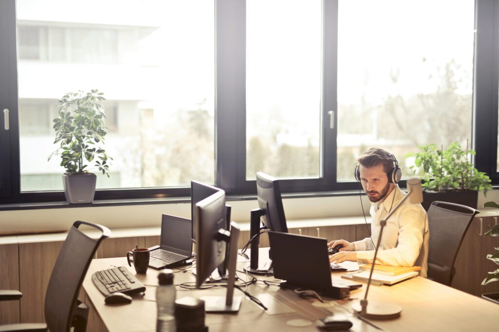 Qu’est-ce qu’un LLM ? Définition et enjeux pour les sociétés